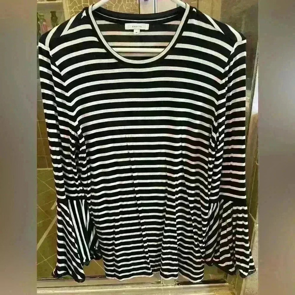 Stella & Dot black and white bell-sleeved top. Worn once! Size Medium. - Picture 4 of 6